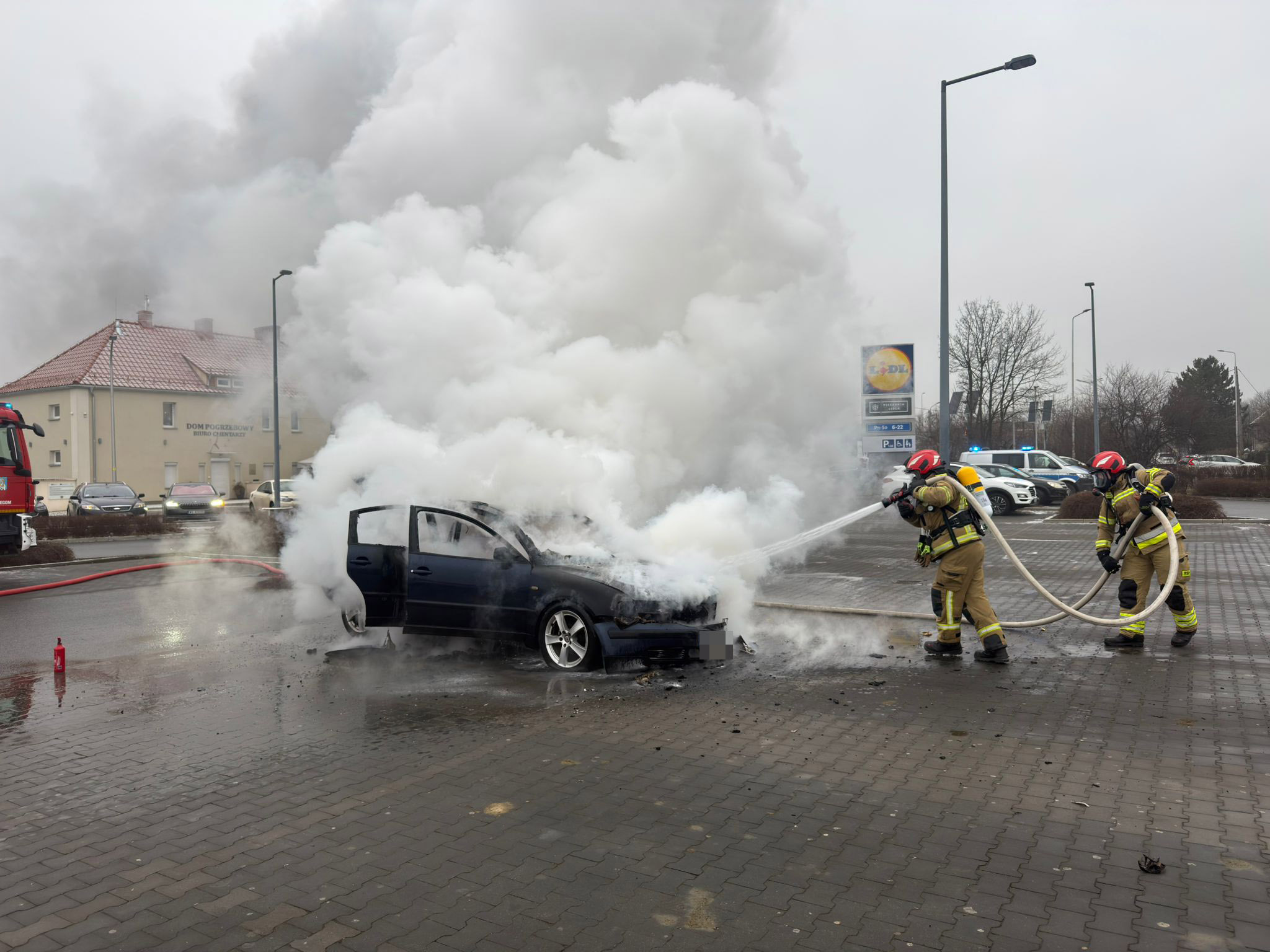 Pożar samochodu na sklepowym parkingu [FOTO] 